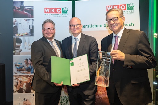 Dominic Schmid, Obmann der Sparte Tourismus und
Freizeitwirtschaft in der Wirtschaftskammer Wien übergibt den
diesjährigen Tourismuspreis an die Flughafen-Vorstände Julian Jäger
und Günther Ofner (v.l.).