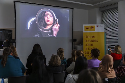 Vorschau Bild von Die Jugendlichen präsentierten bei der WiG-Abschlusspräsentation
ihre eigens ausgearbeiteten Medienprodukte in Form von Videos,
Interviews und Podcasts zum Thema „Ich bin schön“.