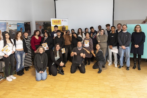 Die teilnehmenden Jugendlichen des Projekts „Ich bin schön“
erhielten bei der Abschlussveranstaltung Zertifikate für ihre
Teilnahme und ihr Engagement.