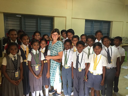 Sonja Hanappi-Mersits aus dem Burgenland, gab ihre berufliche
Erfahrung als Senior Expert in Indien/Hyderabad weiter. Die frühere
Volksschullehrerin und Lehrbeauftragte an der Pädagogischen
Hochschule Burgenland unterrichtete Kinder und Jugendliche in
unterschiedlichen Jugend Eine Welt-Projekten.