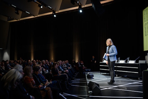 Vorschau Bild von Beate Meinl-Reisinger hält die Keynote zur Eröffnung.
