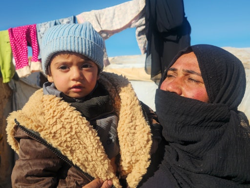 „Meine Kinder schlafen in allen Sachen, die sie bekommen haben,
weil es so kalt ist und wir keine warmen Decken haben“, sagt Ghalin
(45). CARE und die EU versorgen tausende Familien in Syrien mit
Kleidung, Decken und Heizmaterial für den Winter.