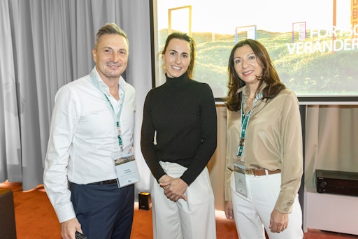 Viktoria Schnaderbeck (Mitte) mit dem TPA Management Team Robert
Lovrecki und Birgit Perkounig.