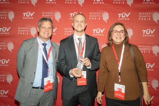  Wissenschaftspreisträger Daniel May mit TU Wien-Rektor Jens
Schneider und Diplomarbeitsbetreuerin Prof. Ivona Brandić.