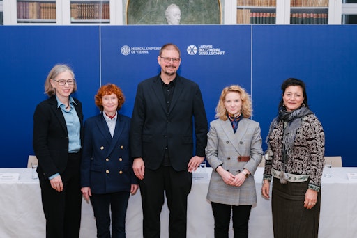  V.l.n.r. Michaela Fritz, Vizerektorin für Forschung und
Innovation MedUni Wien; Freyja-Maria Smolle-Jüttner,
LBG-Präsidentin; Florian Krammer, Institutsleiter LBI SOAP;
Eva-Maria Holzleitner, Bundesministerin für Frauen, Wissenschaft und
Forschung; Veronica Kaup-Hasler, Wiener Stadträtin für Kultur und
Wissenschaft