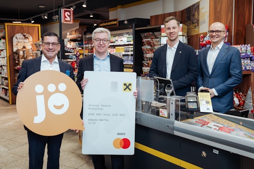 Große Freude über die starke Partnerschaft (v.l.n.r.): Marcel
Haraszti, Vorstand REWE International, Michael Höllerer,
Generaldirektor Raiffeisen NÖ-Wien, Alexander Merklein, Nikolai
Scheurecker (beide Geschäftsführer jö Bonus Club).