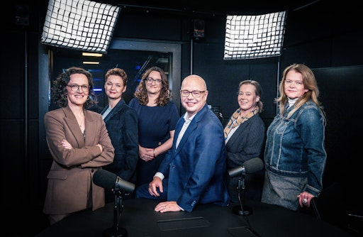 Vorschau Bild von Die erweiterte Chefredaktion der dpa (vlnr): Astrid Maier
(Stellvertreterin des Chefredakteurs und Chefin Strategie), Susanne
Goldstein (Leiterin Change und Organisationsentwicklung), Stefanie
Koller (Head of Newsroom), Sven Gösmann (Chefredakteur), Jutta
Steinhoff (Stellvertretende Chefredakteurin und Chefin Netz), Silke
Brüggemeier (Stellvertretende Chefredakteurin und Chefin Visuelles)
// Weiterer Text über ots und www.presseportal.de/nr/8218 / Die
Verwendung dieses Bildes für redaktionelle Zwecke ist unter
Beachtung aller mitgeteilten Nutzungsbedingungen zulässig und dann
auch honorarfrei. Veröffentlichung ausschließlich mit
Bildrechte-Hinweis.