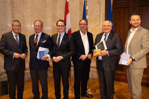 v.l.n.r. Alfons Helmel (Initiator der Millstätter
Wirtschaftsgespräche), Gustav Dressler (Moderator), Benedikt
Schmidinger (Generalsekretär des Europa-Forum Wachau), Markus Gruber
(Co-Initiator der Millstätter Wirtschaftsgespräche), Christoph
Badelt (Präsident des Fiskalrates der Republik Österreich),
Christoph Reiter-Havlicek (Abteilungsleiter Gebäudeverwaltung im Amt
der NÖ Landesregierung)