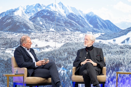 Gleich zu Beginn des ersten Tages stand ein vielbeachtetes
Gespräch zwischen dem US-amerikanischen Medienexperten Jeff Jarvis
(rechts im Bild) und ORF-Anchor Armin Wolf über die
Herausforderungen westlicher Demokratien auf dem Programm.