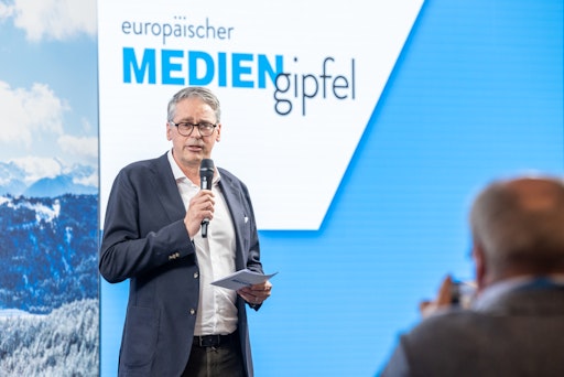 Vorschau Bild von Initiator Stefan Kröll freute sich über den erfolgreichen Auftakt
des 17. Europäischen Mediengipfels und dankte allen Partnern und
Unterstützern.