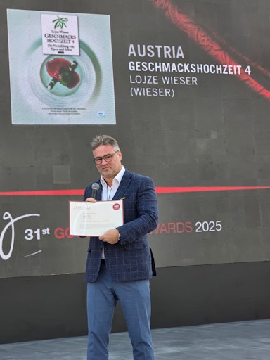 Vorschau Bild von Adi Kulterer - Vorsitzender des Tourismusverbandes Klagenfurt -
übernimmt in Riad den Preis für das beste plurinationale Kochbuch
der Welt 2025