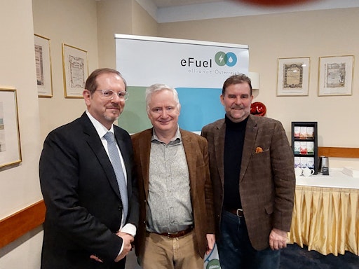 Die Flottengrenzwerte müssen angepasst werden, weil sie nicht
zwischen fossilen und klimaneutralen Kraftstoffen unterscheiden.
Wenn die EU Technologievorreiter werden möchte, muss sie die
Pioniere fördern. Die Potenziale reichen, um ein Vielfaches des
Weltenergiebedarfs zu decken.