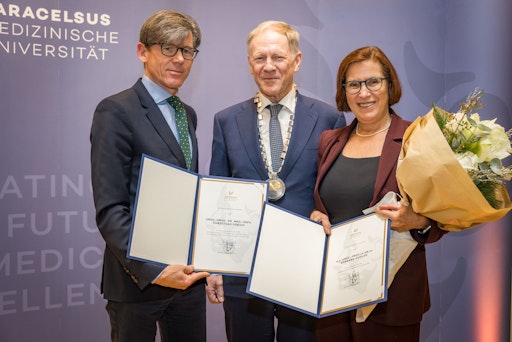 Rektor Sperl übergibt die Dekrete an seine Vizerektor*innen a.o.
Univ.-Prof.in Mag.a Dr.in Barbara Kofler und Univ.-Prof. Dr.
Christian Pirich