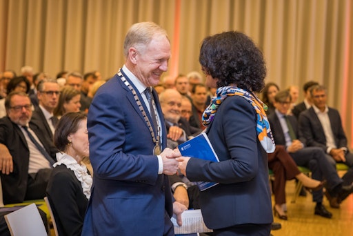 Landesrätin Mag.a Daniela Gutschi gratuliert PMU-Rektor Wolfgang
Sperl