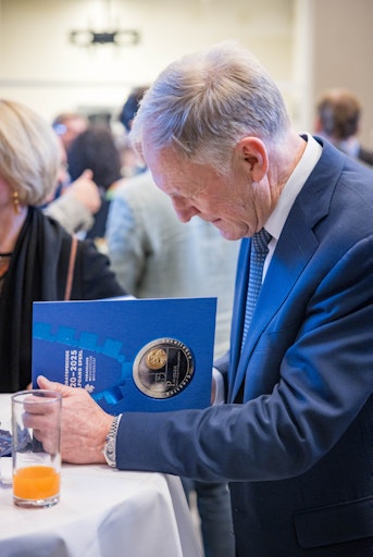 Im Rahmen der Verabschiedung wurde ein Tätigkeitsbericht über die
Rektoratsperiode 2020-2025 herausgegeben und von Rektor Wolfgang
Sperl signiert