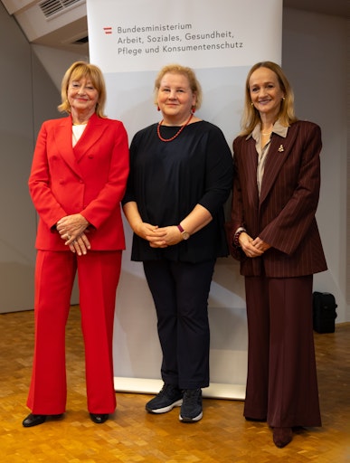 Pressekonferenz vom 5.12.2025 mit BÖP-Präsidentin a.o.
Univ.-Prof.in Dr.in Beate Wimmer-Puchinger, Gesundheitsministerin
Korinna Schumann und ÖBVP-Präsidentin Mag.a Barbara Haid, M.Sc. (von
links nach rechts)