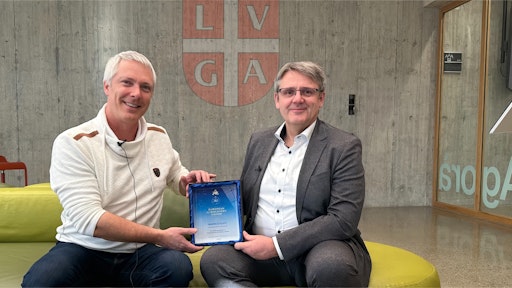 Marnus Flatz (links) von den CASTL Cyber Applied Science and Tech
Labs erhält European AI Discovery Award von Jörg Lothar Sabel
(rechts) // Weiterer Text über ots und
www.presseportal.ch/de/nr/100103170 / Die Verwendung dieses Bildes
für redaktionelle Zwecke ist unter Beachtung aller mitgeteilten
Nutzungsbedingungen zulässig und dann auch honorarfrei.
Veröffentlichung ausschließlich mit Bildrechte-Hinweis.