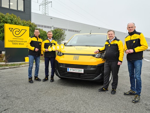 v.l.: Nach ihrem Team Christkind-Einsatz noch in Postler-Uniform:
Peter Umundum, Generaldirektor-Stellvertreter, Vorstand für Paket &
Logistik, Österreichische Post AG, Wolfgang Hattmannsdorfer,
Bundesminister für Wirtschaft, Energie und Tourismus, Michael
Ludwig, Bürgermeister der Stadt Wien, und Walter Oblin,
Generaldirektor, Österreichische Post AG