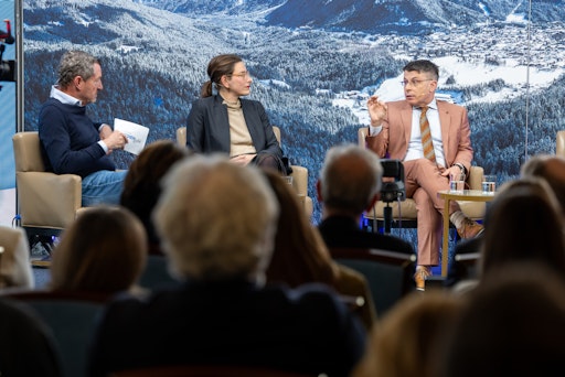 Am Panel „Krieg und Frieden: Welt in Eskalation – Europa in
Unsicherheit“ richtete die Diskussion den Blick auf globale
Konflikte, geopolitische Machtverschiebungen und die Frage, welche
Rolle Europa zwischen den Großmächten USA, Russland und China
künftig einnehmen könnte. Im Bild v.l.: Kai Diekmann, Julia
Friedlander, Gerhard Mangott.