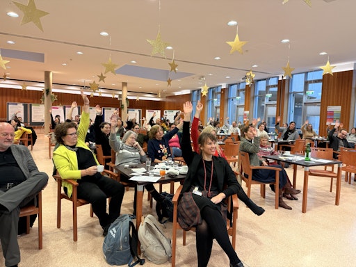 Der Fonds Kuratorium Wiener Pensionisten-Wohnhäuser betreibt
wienweit 30 Häuser zum Leben und 135 Pensionist*innenklubs. Bereits
im Jahr 2024 erfolgte der Auftakt zum unternehmensweiten Prozess
„Menschenrechte altern nicht“, der auf echte Beteiligung und Dialog
setzt: Senior*innen diskutieren gleichberechtigt mit Expert*innen,
Mitarbeiter*innen und Stakeholdern. Sie berichteten offen von ihren
Erfahrungen und formulierten konkrete Forderungen. Ein starkes
Zeichen dafür, dass die Rechte im Alter am besten von jenen
vertreten werden, die sie täglich leben.