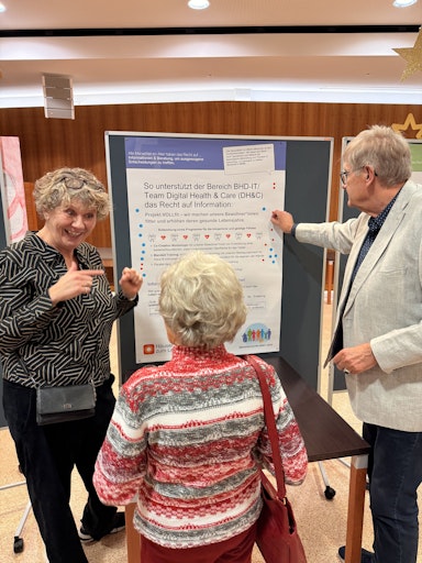 Vorschau Bild von Der Fonds Kuratorium Wiener Pensionisten-Wohnhäuser betreibt
wienweit 30 Häuser zum Leben und 135 Pensionist*innenklubs. Bereits
im Jahr 2024 erfolgte der Auftakt zum unternehmensweiten Prozess
„Menschenrechte altern nicht“, der auf echte Beteiligung und Dialog
setzt: Senior*innen diskutieren gleichberechtigt mit Expert*innen,
Mitarbeiter*innen und Stakeholdern. Sie berichteten offen von ihren
Erfahrungen und formulierten konkrete Forderungen. Ein starkes
Zeichen dafür, dass die Rechte im Alter am besten von jenen
vertreten werden, die sie täglich leben.