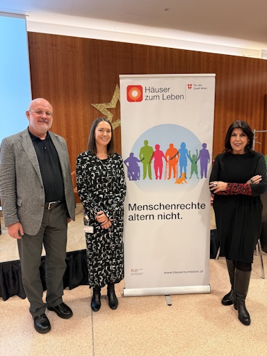 Vorschau Bild von Der Fonds Kuratorium Wiener Pensionisten-Wohnhäuser betreibt
wienweit 30 Häuser zum Leben und 135 Pensionist*innenklubs. Bereits
im Jahr 2024 erfolgte der Auftakt zum unternehmensweiten Prozess
„Menschenrechte altern nicht“, der auf echte Beteiligung und Dialog
setzt: Senior*innen diskutieren gleichberechtigt mit Expert*innen,
Mitarbeiter*innen und Stakeholdern. Sie berichteten offen von ihren
Erfahrungen und formulierten konkrete Forderungen. Ein starkes
Zeichen dafür, dass die Rechte im Alter am besten von jenen
vertreten werden, die sie täglich leben.