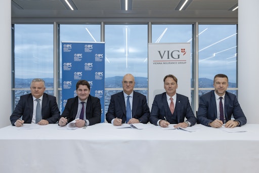 Gemeinsame Vertragsunterzeichnung von IFC, VIG Holding und den
ukrainischen VIG-Gesellschaften USG und Kniazha. V.l.n.r.: Pavel
Nelga (USG), Peter Höfinger (VIG), Vittorio Di Bello (IFC), Harald
Riener (VIG), Dmytro Grytsuta (Kniazha).