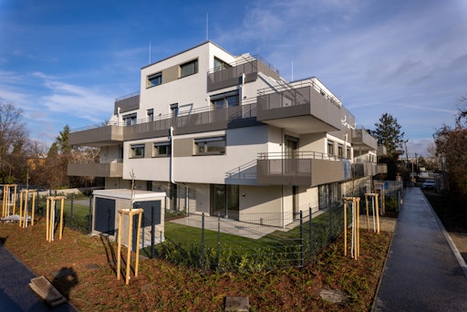 Vorschau Bild von Mit „Das.Schmuckstück“ hat die NID im wachsenden Stadtgebiet
Donaufeld ein Wohnhaus mit 27 freifinanzierten Eigentumswohnungen
realisiert und die ersten Wohnungen planmäßig an die neuen
Eigentümer übergeben. Ein paar Wohnungen sind noch verfügbar.