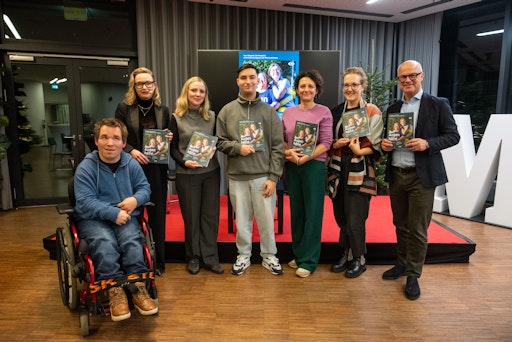Präsentation des Magazins "Auf Augenhöhe", von links: Christian
Fast, Barbara Haas, Lena Scholz, Armin Gruber, Susanne
Maurer-Aldrian, Margot Hohl und Markus Mair