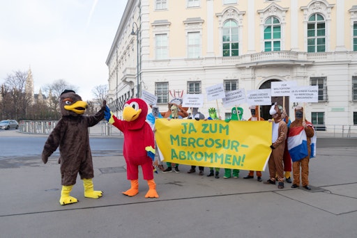 https://www.apa-fotoservice.at/galerie/39657 Mit der „Demo der
Tiere“ möchte die IV auf die Bedeutung des Abkommens zwischen der EU
und dem Mercosur-Raum hinweisen und an die Bundesregierung
appellieren ihre Blockadehaltung aufzuheben. Der südamerikanische
Ara und der österreichische Adler stehen symbolisch für starke
Partnerschaften, nachhaltigen Handel und gemeinsamen Fortschritt.
Gemeinsam zeigen sie, dass das Abkommen neue Chancen für Wachstum,
Arbeitsplätze und Wohlstand schafft.