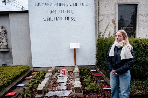 Anlässlich des Internationalen Tags der Menschenrechte haben
sechs Schülerinnen der 8MED-Klasse des BRG Hamerlingstraße in Linz
die von ihnen errichtete Gedenkstätte für verstorbene Geflüchtete
der Balkanroute am St. Barbara Friedhof präsentiert. Der
Präsentation wohnten Vertreter:innen der SOS Balkanroute, der
Volkshilfe Oberösterreich und des Pfarrnetzwerks Asyl bei.