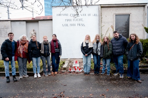 Vorschau Bild von Die Schüler:innen der BRG Hammerlingstraße Linz gemeinsam mit
Vertreter:innen der SOS Balkanroute und des Pfarrnetzwerks Asyl.