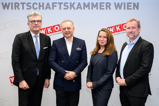 v.l.: Martin Heimhilcher (Obmann Sparte IC der WKW), Markus
Schaffhauser (Präsident Fit4Internet), Petra Postl
(Geschäftsführerin Raiffeisen Digital GmbH), Christoph Becker
(Geschäftsführer ETC)