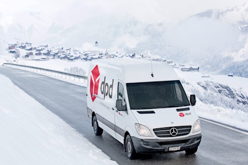 DPD Fahrzeug im Schnee