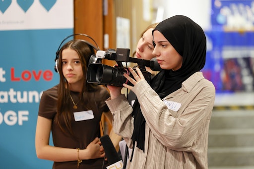 Ein kleines Team aus Jugendlichen war bei der
Jugendgesundheitskonferenz mit Kamera und Mikrofon unterwegs, um die
Highlights des Tages aufzunehmen.