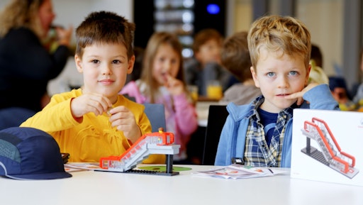 Der Aufzugshersteller Schindler bietet für Kindergärten und
Schulen ein praktisches Sicherheits- und Verhaltenstraining für
Aufzüge und Fahrtreppen an. An einem Vormittag lernen Kinder unter
Anleitung erfahrener Servicetechnikerinnen und Servicetechniker, wie
sie Aufzüge und Fahrtreppen sicher und stressfrei nutzen. In
praktischen Übungen wird vermittelt, wo Gefahrenquellen liegen – und
wie schon ein wenig Aufmerksamkeit dabei hilft, Stolpern und Stürze
zu vermeiden.