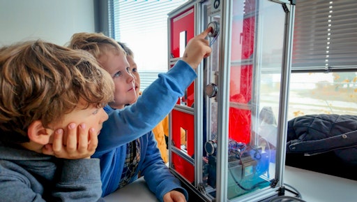 Vorschau Bild von Der Aufzugshersteller Schindler bietet für Kindergärten und
Schulen ein praktisches Sicherheits- und Verhaltenstraining für
Aufzüge und Fahrtreppen an. An einem Vormittag lernen Kinder unter
Anleitung erfahrener Servicetechnikerinnen und Servicetechniker, wie
sie Aufzüge und Fahrtreppen sicher und stressfrei nutzen. In
praktischen Übungen wird vermittelt, wo Gefahrenquellen liegen – und
wie schon ein wenig Aufmerksamkeit dabei hilft, Stolpern und Stürze
zu vermeiden.