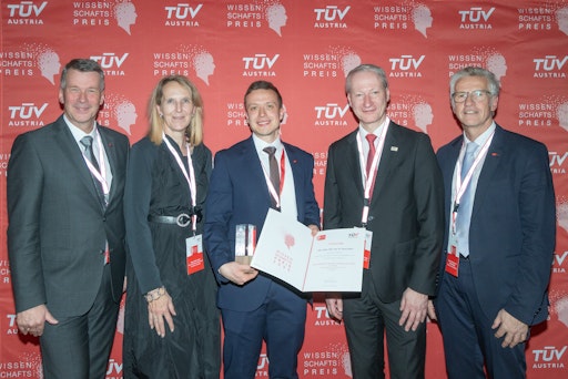 Dipl.-Ing. Dr. Fikret Bašić, TÜV AUSTRIA Wissenschaftspreisträger
2025, mit TU Graz Rektor Prof. Horst Bischof, TU Graz
Universitätsrätin Mag. Ulrike Farnik, TÜV AUSTRIA CEO Dipl.-Ing. Dr.
Stefan Haas und Dissertationsbetreuer Prof. Christian Steger |
wipreis.tuvaustria.com
