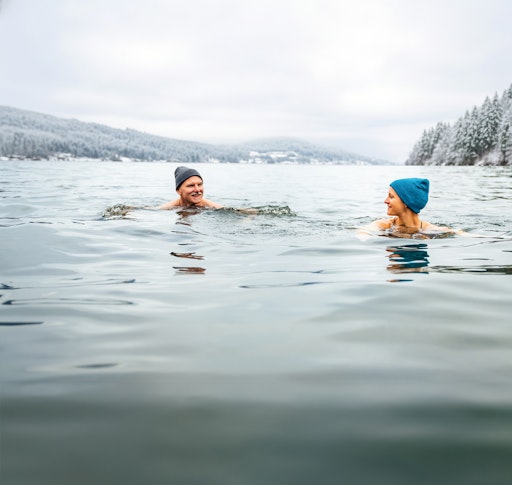 Vorschau Bild von Aus dem erstmals 2025 durchgeführten Dreikönigsbaden entsteht
heuer das erweiterte Dreikönigsschwimmen: Seeboden setzt den
Jahresbeginn damit mit einem neuen Winterformat fort. Hinweis: Wurde
mit KI bearbeitet.