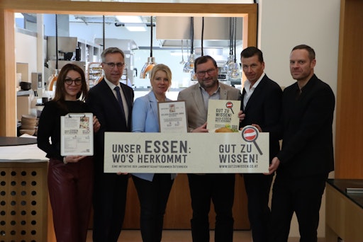 Zertifikatsübergabe GUT ZU WISSEN im Kelsen (v. l.): GUT ZU
WISSEN-Projektmanagerin Katharina Tidl, Bauernbund-Präsident
Abg.z.NR Georg Strasser, Bundesbäuerin Abg.z.NR Irene
Neumann-Hartberger, LK-Wien-Präsident Norbert Walter sowie vom
Kelsen Thomas Litschauer mit Geschäftsführer Thomas Hahn.