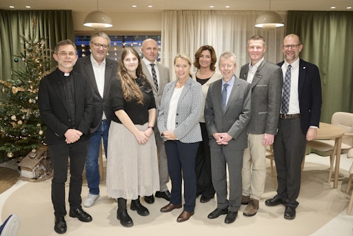 Am Mittwoch eröffnete das Haus der Barmherzigkeit sein erstes
Hospiz in Wien. Das vom Fonds Soziales Wien geförderte stationäre
Hospiz Camillus im Pflegekrankenhaus in Wien-Ottakring bietet seit
September diesen Jahres acht Plätze für Menschen mit unheilbaren
Erkrankungen. Der Fokus des Hospiz liegt auf der interdisziplinären
und empathischen Begleitung von Menschen in ihrer letzten
Lebensphase und ihren Angehörigen. Die Eröffnung findet im
Jubiläumsjahr des gemeinnützigen Haus der Barmherzigkeit statt, das
heuer sein 150-jähriges Bestehen feiert.