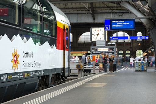 EuroCity ÖBB am Bahnhof Zürich mit Anzeigetafel "Graz"