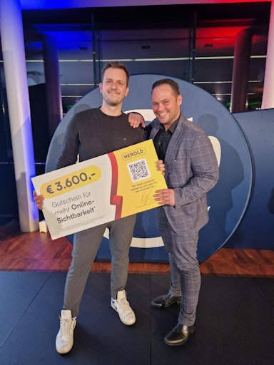 Vorschau Bild von Herold überreicht einen Gutschein für ein Online-Marketing
Produkt im Wert von 3.600 € an den Geschäftsführer der Firma COISS,
der den 1. Platz in der Kategorie "Technologie" sowie den Gesamtsieg
des i2b Businessplan-Wettbewerbs 2025 errungen hat.