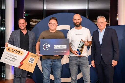 Vorschau Bild von Herold überreicht einen Gutschein für ein Online-Marketing
Produkt im Wert von 3.600 € an den i2b Gewinner der Kategorie
"Dienstleistung, Gewerbe & Handel": an Johannes Huber von der
Drohnenscan Huber OG.