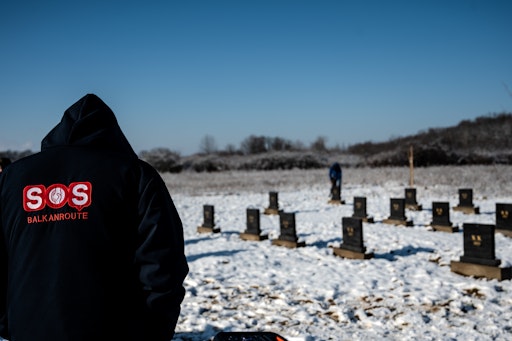 Das Sterben auf der Balkanroute nimmt kein Ende. Friedhöfe
ertrunkener Geflüchteter wie dieser in der bosnischen Grenzstadt
Bijeljina sind entlang der Route keine Seltenheit. Allein die SOS
Balkanroute hat in den vergangenen Jahren 67 Grabsteine errichtet,
drei Friedhöfe renoviert und mehrere Denkmäler gestaltet.