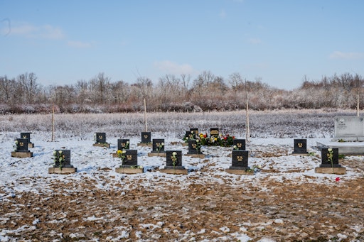 Vorschau Bild von Das Sterben auf der Balkanroute nimmt kein Ende. Friedhöfe
ertrunkener Geflüchteter wie dieser in der bosnischen Grenzstadt
Bijeljina sind entlang der Route keine Seltenheit. Allein die SOS
Balkanroute hat in den vergangenen Jahren 67 Grabsteine errichtet,
drei Friedhöfe renoviert und mehrere Denkmäler gestaltet.