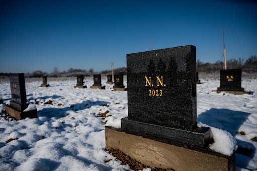 Vorschau Bild von Meistens werden Geflüchtete als NN beigesetzt, da ihre
Angehörigen oft nicht wissen, wo sich die Gräber ihrer Liebsten
befinden. Eine Identifizierung findet in den meisten Fällen nicht
statt – und entsprechend gibt es auch keine offiziellen
Identifikationspfade.