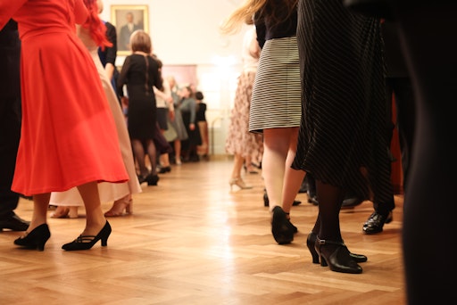 Am Dienstag, den 6. Jänner 2026 laden das Annemarie-Imhof-Komitee
und die Tanzschule Elmayer zum Tanzen für den guten Zweck.