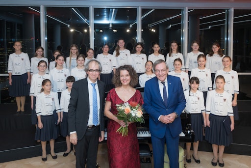 Am Bild die Wiener Chormädchen mit (1. Reihe v.l.) Chorleiter
Stefan Foidl, Kammersängerin Prof. Angelika Kirchschlager und Mag.
Robert Lasshofer (Vorstandsvorsitzender des Wiener Städtischen
Versicherungsvereins). © Wiener Städtische Versicherungsverein /
Richard Tanzer