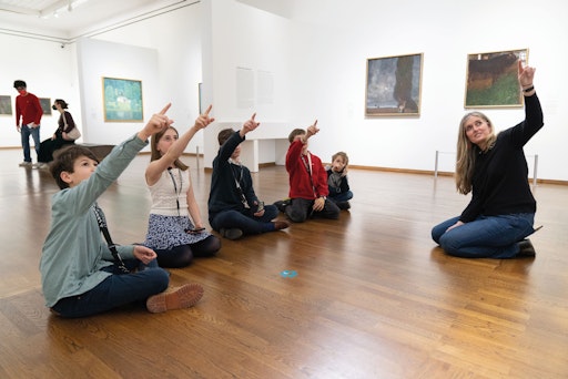 Renate Anderl, Präsidentin der Arbeiterkammer Wien und der
Bundesarbeitskammer (links) und Hans-Peter Wipplinger, Direktor des
Leopold Museum (rechts) in der neuen Präsentation „Wege zur
Wirklichkeit“ (10.12.2025–25.01.2026) neben einem Gemälde von Anton
Romako: Anton Romako (1832–1889), Bauernmädchen mit Brotkörbchen und
Alpenblumen, 1877, Öl auf Leinwand, 86 x 55 cm, Leopold Museum, Wien